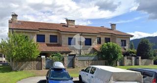 Casa adossada a Allariz. Chalet adosado en impecable estado de conservación, situado en l