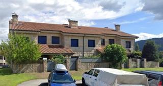 Casa adossada a Allariz. Chalet adosado en impecable estado de conservación, situado en l