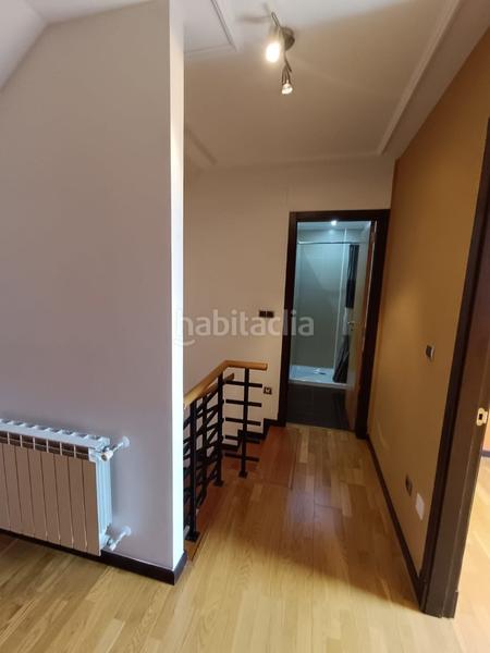 Foto 345f7e81-561e-4b35-bed4-c54f170468c3. Dúplex magnífica vivienda distribuida en dos plantas en la planta baja cuenta con cocina con balcón y vistas a la ciudad, salón, 1 dormit en San Cibrao das Viñas