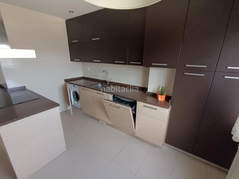 Foto 84660339-0543-44d3-8329-6a626958aa8d. Dúplex magnífica vivienda distribuida en dos plantas en la planta baja cuenta con cocina con balcón y vistas a la ciudad, salón, 1 dormit en San Cibrao das Viñas