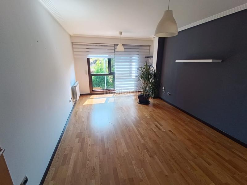 Foto 95f40e0b-ebd6-4e1e-8e43-c7fe6152df00. Dúplex magnífica vivienda distribuida en dos plantas en la planta baja cuenta con cocina con balcón y vistas a la ciudad, salón, 1 dormit en San Cibrao das Viñas