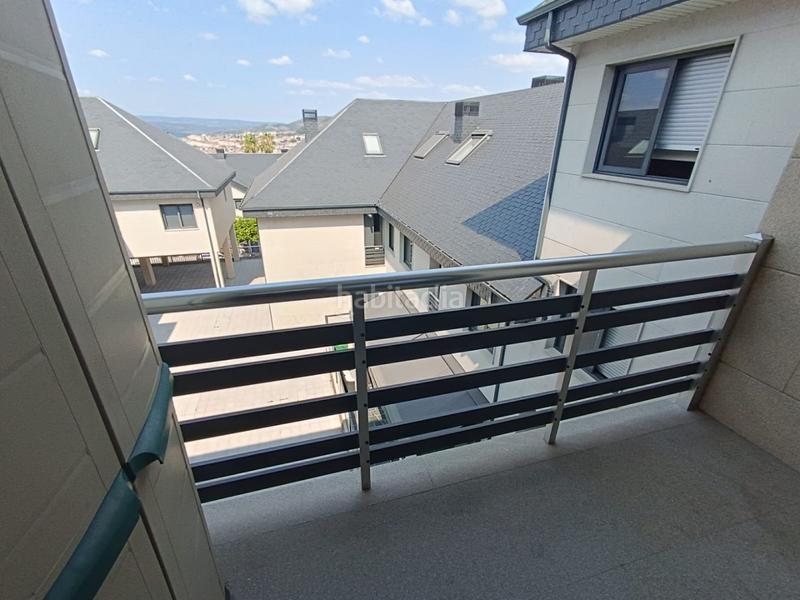Foto 9d5a6586-eefe-4343-97d5-2c09a2b552f1. Dúplex magnífica vivienda distribuida en dos plantas en la planta baja cuenta con cocina con balcón y vistas a la ciudad, salón, 1 dormit en San Cibrao das Viñas
