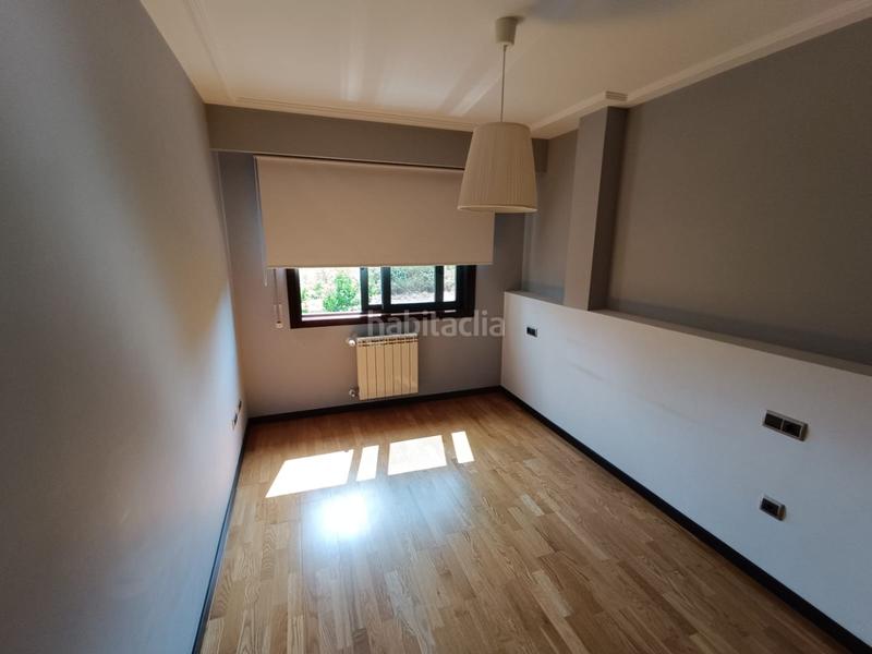 Foto b0d04323-06b2-474b-8fc6-5e99ba7258ac. Dúplex magnífica vivienda distribuida en dos plantas en la planta baja cuenta con cocina con balcón y vistas a la ciudad, salón, 1 dormit en San Cibrao das Viñas