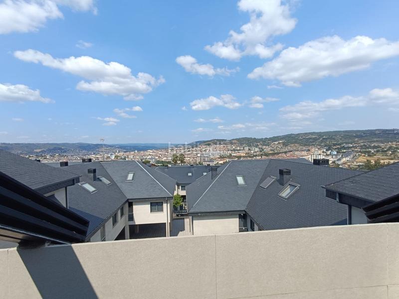 Foto b5a5c840-24f0-4926-9b98-f04cbcd8e308. Dúplex magnífica vivienda distribuida en dos plantas en la planta baja cuenta con cocina con balcón y vistas a la ciudad, salón, 1 dormit en San Cibrao das Viñas