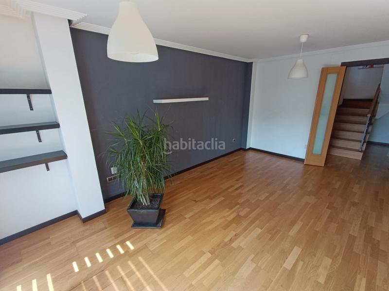 Foto c1a13da0-86ce-40e1-be75-32433d46acc8. Dúplex magnífica vivienda distribuida en dos plantas en la planta baja cuenta con cocina con balcón y vistas a la ciudad, salón, 1 dormit en San Cibrao das Viñas