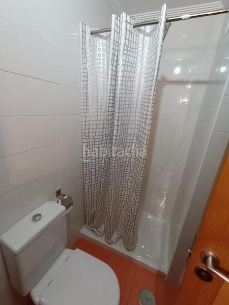 Foto ecae8d06-4a4e-4072-928b-3bd60c2692ac. Dúplex magnífica vivienda distribuida en dos plantas en la planta baja cuenta con cocina con balcón y vistas a la ciudad, salón, 1 dormit en San Cibrao das Viñas