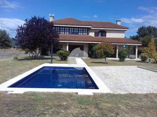 Affitto Casa in San Cibrao das Viñas. Descubre el hogar de tus sueños en esta impresionante casa de pi
