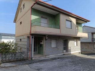 Maison  Toen. Vivienda unifamiliar distribuida en varias plantas sobre una fin
