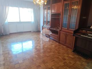 Miete Etagenwohnung in Centro. Se alquila amplio piso sin amueblar en una de las zonas más priv