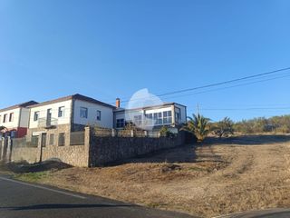 Casa aparellada a Xunqueira de Ambía. Se ofrece en venta una acogedora vivienda unifamiliar situada en
