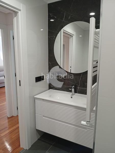 Foto b16b8343-beab-4762-8236-61c8e8432a85. Alquiler estudio apartamento nuevo amueblado situado en la plaza de las mercedes, 50 m2 distribuidos en un dormitorio amplio con armario, baño comp en Ourense