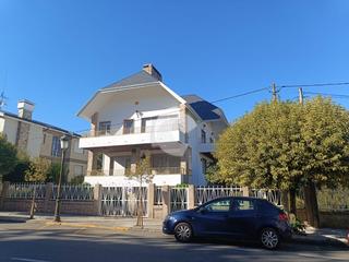 Rent House in Carballiño (O). Presentamos este impresionante chalet independiente en alquiler,