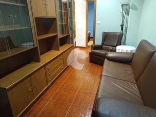 Location Appartement à Universidad. Se ofrece luminoso piso de tres dormitorios, con baño reformado,