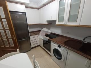 Lloguer Pis a Universidad. Se ofrece luminoso piso de tres dormitorios, con baño reformado,