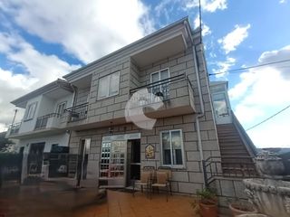 Casa aparellada a A Carballeira. Casa pareada en la ciudad amplia vivienda pareada distribuida en