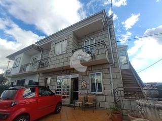 Maison jumelée à A Carballeira. Casa pareada en la ciudad amplia vivienda pareada distribuida en