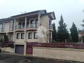 Maison jumelée à San Cibrao das Viñas. Chalet pareado a tan solo 10 minutos de la ciudad, situado en un