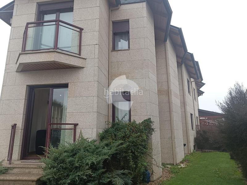 Foto 32634e12-c930-4fa1-ac4d-e023a9c8578e. Casa pareada chalet pareado a tan solo 10 minutos de la ciudad, situado en una zona bien comunicada. dispone de un terreno de 100 m, ideal para en San Cibrao das Viñas
