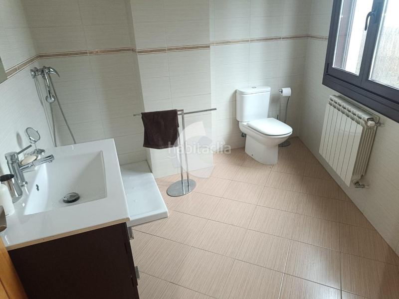 Foto 48502d94-1142-448b-800f-ead8ccfef553. Casa pareada chalet pareado a tan solo 10 minutos de la ciudad, situado en una zona bien comunicada. dispone de un terreno de 100 m, ideal para en San Cibrao das Viñas