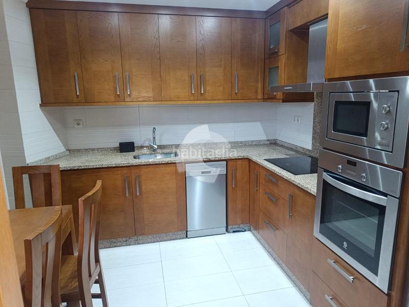 Foto 8c4b904b-befc-4eb8-b9ac-0ef56477d9b9. Casa pareada chalet pareado a tan solo 10 minutos de la ciudad, situado en una zona bien comunicada. dispone de un terreno de 100 m, ideal para en San Cibrao das Viñas