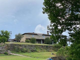 Casa a San Cibrao das Viñas. Casa unifamiliar de piedra con piscina, hórreo y amplia finca pr