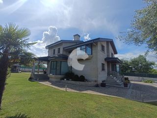 Casa in San Cibrao das Viñas. Bonita vivienda unifamiliar distribuida en tres plantas, pensada