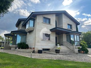 Casa a San Cibrao das Viñas. Descubre tu nuevo hogar en esta espectacular casachalet independ