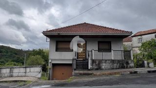 Maison à Entrimo. Vivienda unifamiliar independiente ubicada en la illa, ayuntamie