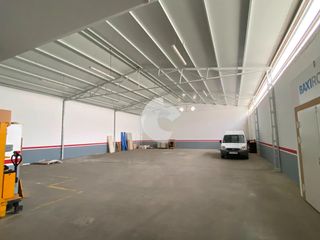 Rent Industrial building in Ventiun. Nave de 437 m2 en la zona del veintiuno, acceso con vado, buena