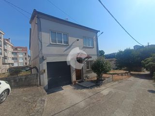 Casa a Barbadás. Se vende amplia vivienda construida en 2006, con 175 m de superf
