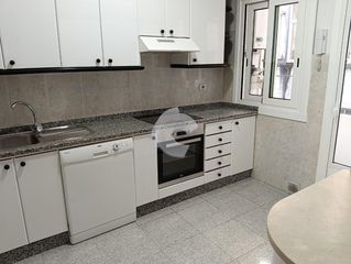Affitto Appartamento in Centro. Se alquila amplio y cómodo piso amueblado de 3 dormitorios, perf