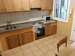 Miete Etagenwohnung in Centro. Se alquila amplio y cómodo piso amueblado de 3 dormitorios, perf