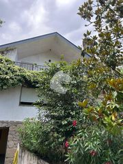 Casa a San Cibrao das Viñas. Chalet con piscina, jardín y amplia finca en o cumial, a 9 km de