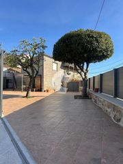 Casa aparellada a Barrocanes. Se vende casa pareada totalmente reformada, situada en una zona