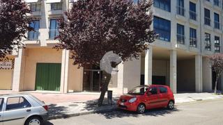 Location Local commercial  Xesus pousa. Local comercial de 84m2 y entreplanta de 42m2 en obra en el barr