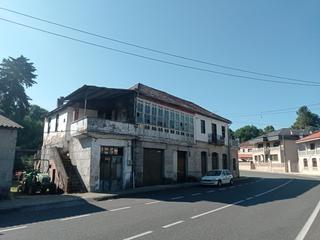 Casa a Leiro. Gran casona de piedra de 619 metros, dos edificaciones una de 24