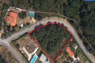 Terreny residencial  Estrada da eirexa. Finca edificable de 1365 m2 de la ciudad. alumbrado público en l
