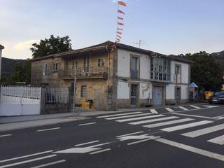 Casa  Estrada ourense-ponferrada. Casa de piedra totalmente independiente para restaurar en esgos.