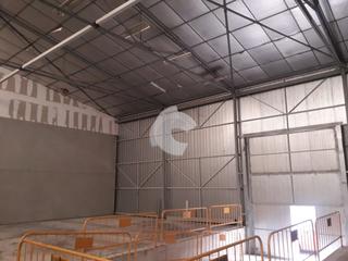 Alquiler Nave industrial  Tecelans. Nave de 900m2 con muelle en altura y baños. infórmate en oficina