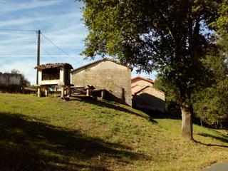 Casa  Cerval. Casa de piedra totalmente independiente para restaurar. patio de
