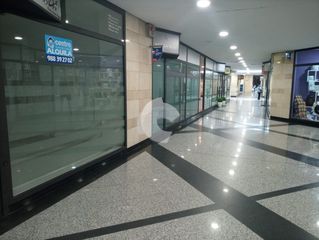 Lloguer Local Comercial  Santo domingo. Local de 25 metros acondicionado, con escaparate con cristales d