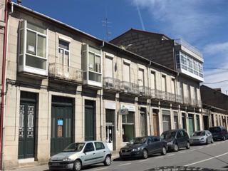Casa adossada  Rúa san francisco. Casa distribuida en bajo comercial con luces a parte trasera.  p