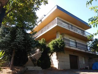 Casa  San victorio. Chalet de piedra con excelentes calidades. dos plantas de 100 me