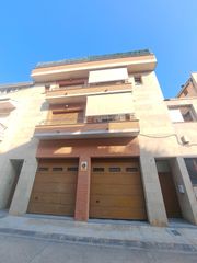 Casa adossada  Carrer de l'orient 17. Casa en venta en el centro de mollerussa con 2 suites, gran terr