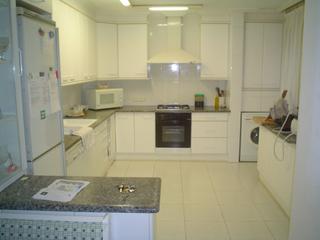 Etagenwohnung in Carrer d'enmig 57. Piso nuevo, amueblado. con parket, radiadores de hierro, traster