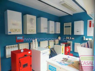 Local commercial à La Villa - Bazuelo. Se vende local con suministros al día, preparado para todo tipo