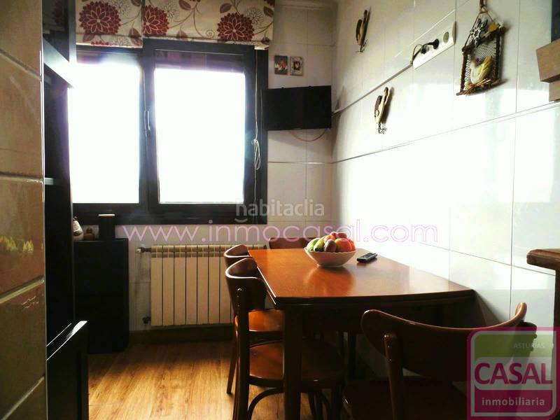 Foto 4d4c6327-33e8-4ddd-bbf5-e42392caf4d2. Piso dúplex seminuevo en el carbayedo. primera planta, hall, cocina independiente totalmente equipada, amplio salón comedor, dormitorio en Avilés