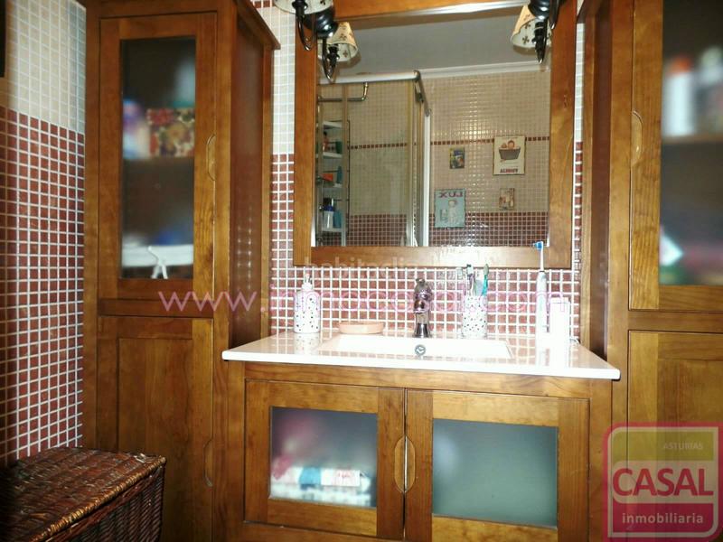 Foto acd82966-2e99-4e68-8953-1fcabe5987e3. Piso dúplex seminuevo en el carbayedo. primera planta, hall, cocina independiente totalmente equipada, amplio salón comedor, dormitorio en Avilés