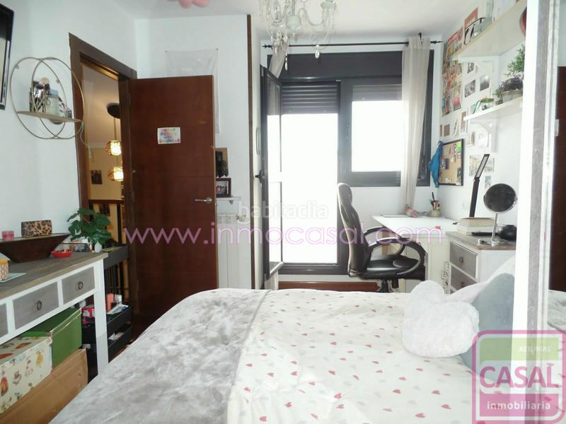 Foto c7b84b41-139f-414e-ae00-1e2ee5d18de2. Piso dúplex seminuevo en el carbayedo. primera planta, hall, cocina independiente totalmente equipada, amplio salón comedor, dormitorio en Avilés