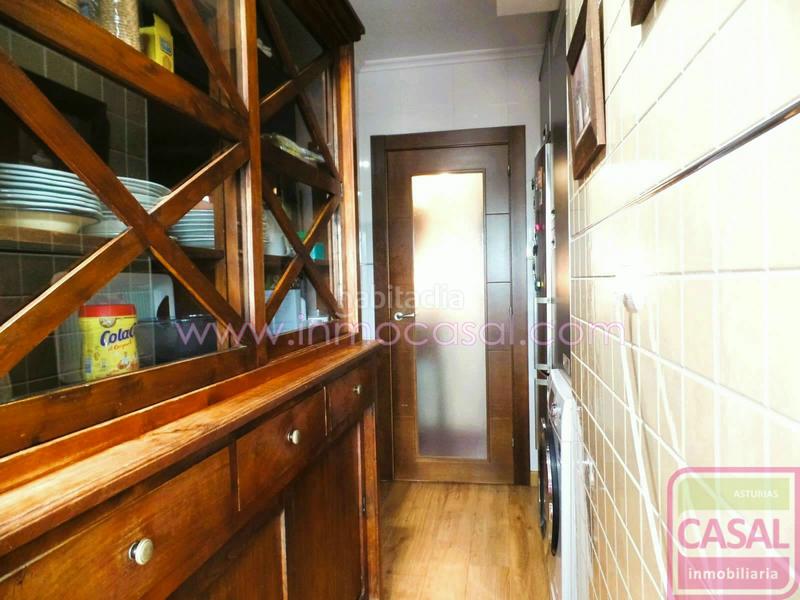 Foto d518ed91-d4dd-4e98-9d62-50e8dae8a472. Piso dúplex seminuevo en el carbayedo. primera planta, hall, cocina independiente totalmente equipada, amplio salón comedor, dormitorio en Avilés
